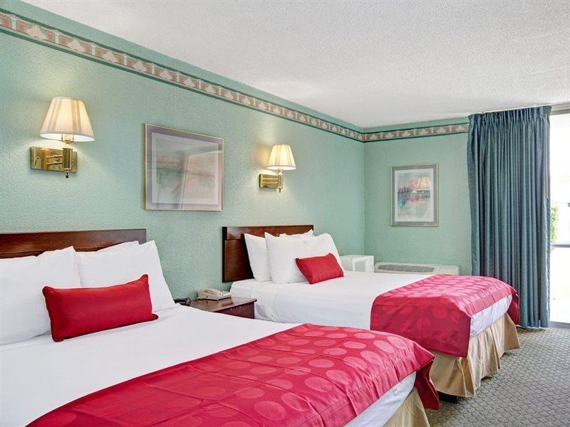 Ramada By Wyndham Parsippany Hotel Exterior foto