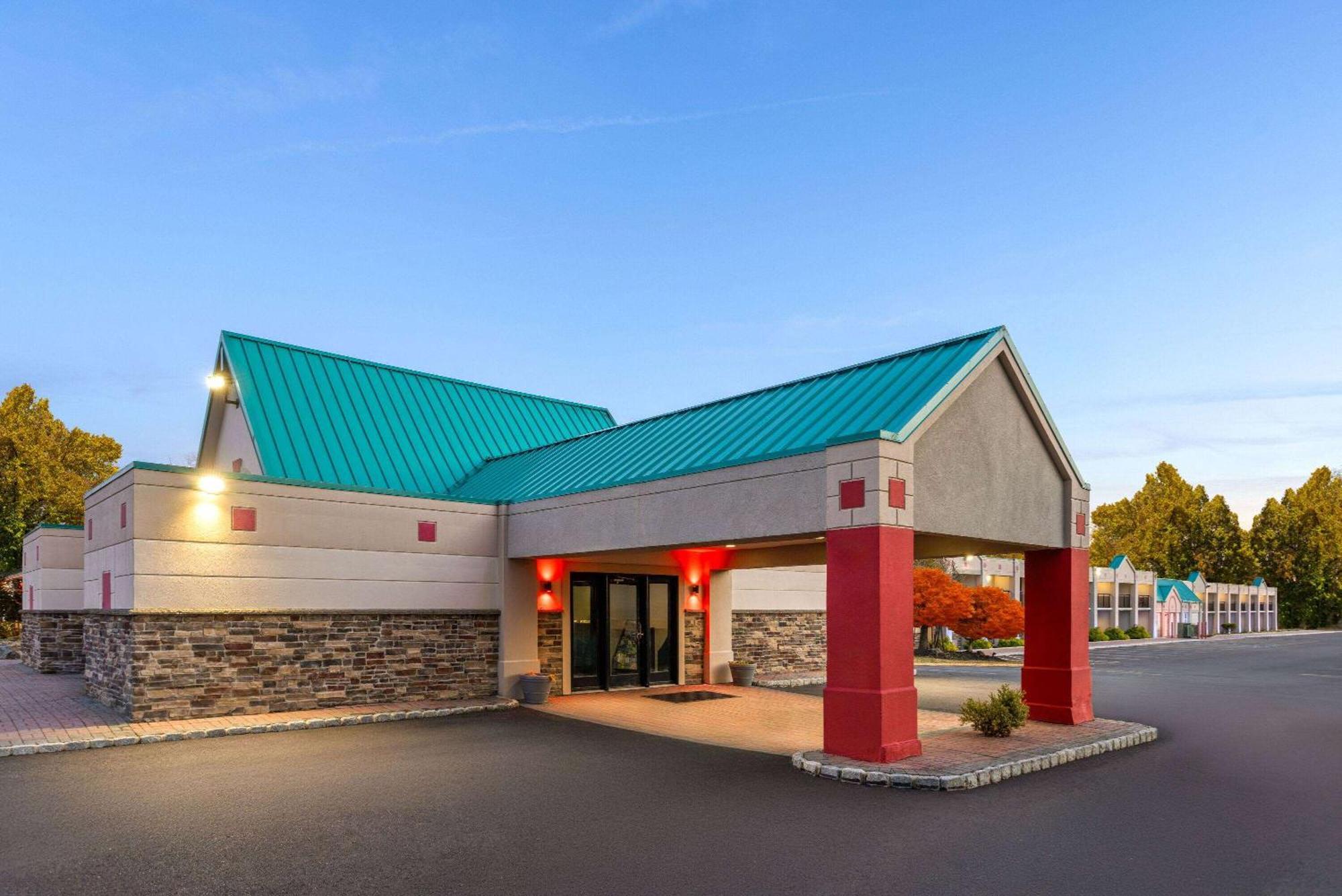 Ramada By Wyndham Parsippany Hotel Exterior foto
