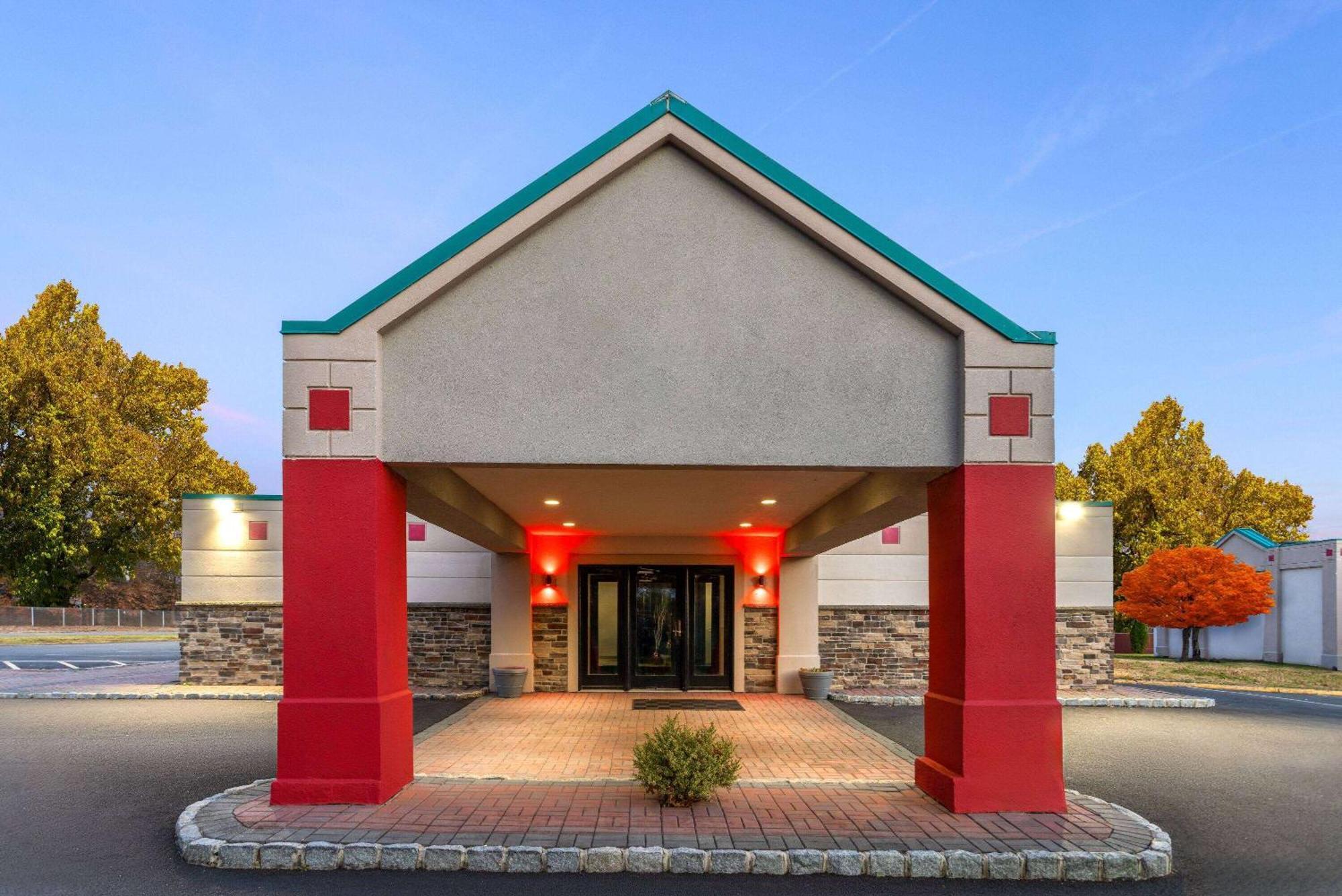 Ramada By Wyndham Parsippany Hotel Exterior foto